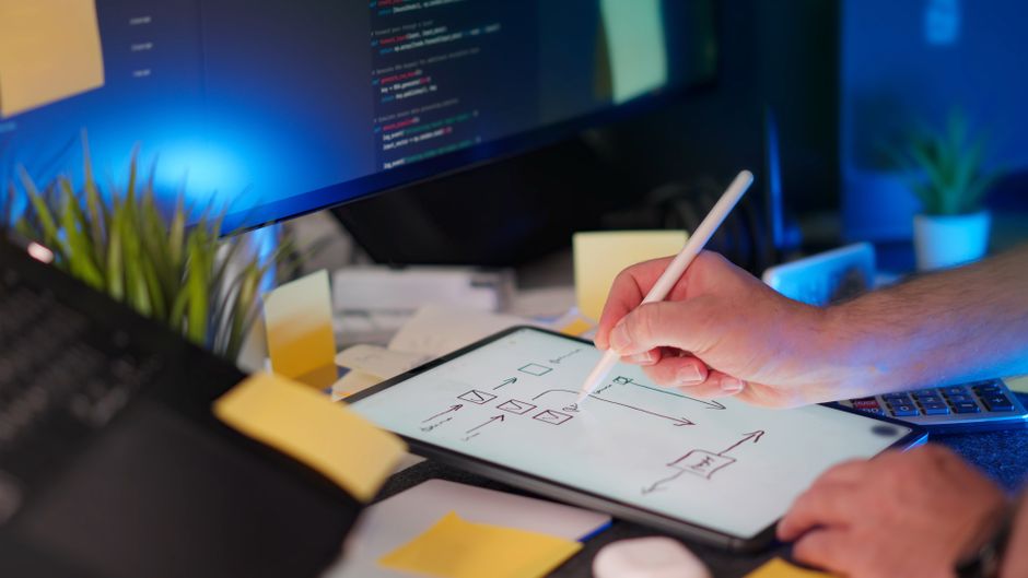 Digitalno skiciranje i kod na monitoru u tehnološkom okruženju